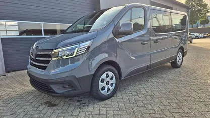 Highland grau metallic Neu 2025 Renault Trafic Evolution Van / Kleinbus | 37.990 € (Fairer Preis)