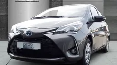Grau Gebraucht 2017 Toyota Yaris Hybrid Style Limousine | 13.990 € (Guter Preis)