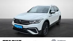 Oryxweiß perlmutteffekt Gebraucht 2024 VW Tiguan Allspace Move SUV | 41.430 € (Superpreis)