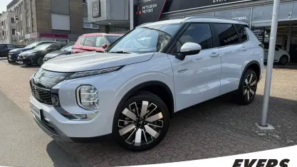 Nowe Mitsubishi Outlander P-HEV Intro Edition 136 KM (100 kW) 2025 Biały Sedan/Limuzyna