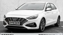 Weiss Gebraucht 2022 Hyundai i30 Trend Limousine | 17.940 € (Fairer Preis)