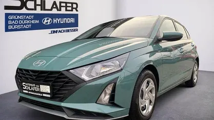 Mangrove green / mic Gebraucht 2025 Hyundai i20 Select Limousine | 16.880 € (Fairer Preis)