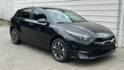 Neu Kia Ceed 140 PS (102 kW) 2025 Experience grün metallic Kleinwagen