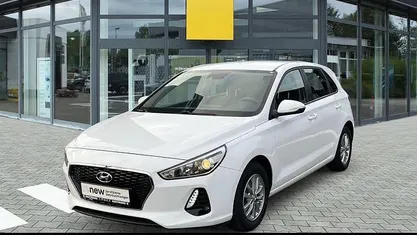 Weiß Gebraucht 2017 Hyundai i30 Select Limousine | 10.990 € (Fairer Preis)
