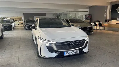 Neu Mazda 6e Takumi-Line 189 kW (258 PS) 2025 Weiß Limousine