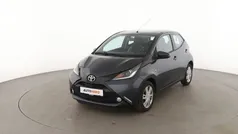 Grau Gebraucht 2015 Toyota Aygo X-play Kleinwagen | 8.290 € (Fairer Preis)
