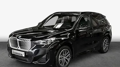 Saphirschwarz metallic Neu 2025 BMW iX1 M Sport SUV | 55.490 € (Fairer Preis)