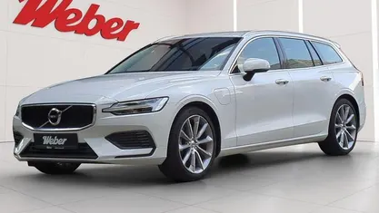 Weiss Gebraucht 2020 Volvo V60 Momentum Kombi | 29.890 €