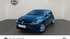 Grün Gebraucht 2017 VW Golf VII Trendline Limousine | 13.980 €