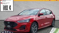 Fantastic red metallic Neu 2025 Ford Focus ST-Line Limousine | 27.999 € (Superpreis)