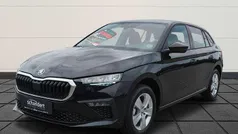 Schwarz (blackmagic perleffekt (schwarz (metallic) Gebraucht 2024 Skoda Scala Essence Kleinwagen | 20.440 € (Fairer Preis)