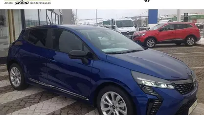 Blau Gebraucht 2024 Renault Clio V Evolution Limousine | 17.990 € (Fairer Preis)