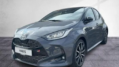 Grau Gebraucht 2025 Toyota Yaris Hybrid Sport Limousine | 31.490 € (Fairer Preis)