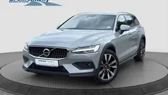 Vapour grey (grau) Gebraucht 2024 Volvo V60 CC Plus Kombi | 40.960 € (Guter Preis)