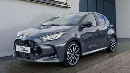 Neu Toyota Yaris Hybrid Sport 131 PS (96 kW) 2025 Grau Kleinwagen