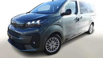 Neu Peugeot Traveller Active 179 PS (131 kW) 2025 All terrain grün metallic Van / Kleinbus