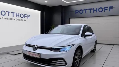 Gebraucht VW Golf VIII Active 150 PS (110 kW) 2022 Weiss Limousine