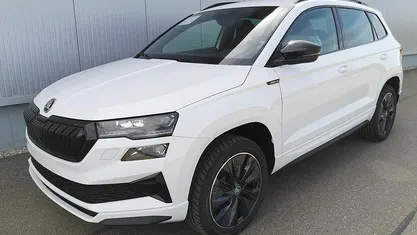 Moonwhite metallic Neu 2025 Skoda Karoq SportLine SUV | 39.790 € (Fairer Preis)