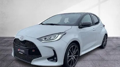 Neu Toyota Yaris Hybrid Sport 131 PS (96 kW) 2025 Grau Limousine