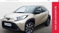 Ginger beige / night sky black Gebraucht 2024 Toyota Aygo Team Kleinwagen | 16.290 € (Fairer Preis)