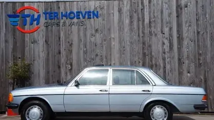 Usado Mercedes E300 88 CV (64 kW) 1984 Azul Berlina