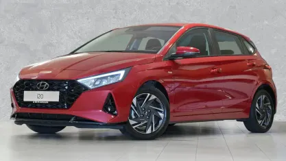Gebraucht Hyundai i20 Trend 101 PS (74 kW) 2023 Dragon red / met Kleinwagen