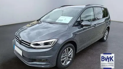Neu VW Touran 150 PS (110 kW) 2026 Dolphin grau metallic/grau Van / Kleinbus
