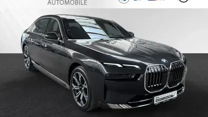 Gebraucht BMW 750e Sport Line 489 PS (359 kW) 2025 Sophistograu brillanteffekt metallic Limousine