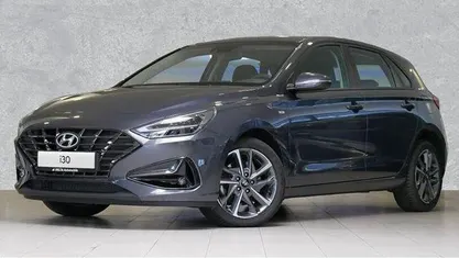 Gebraucht Hyundai i30 Trend 120 PS (88 kW) 2022 Dark knight / mic Limousine