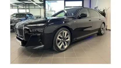 Gebraucht BMW 750e M Sport 489 PS (359 kW) 2024 Schwarz Limousine