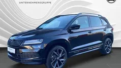 Schwarzmagic perleffekt met.schwarzmagic perleffekt met. Gebraucht 2022 Skoda Karoq SportLine SUV | 35.890 € (Fairer Preis)