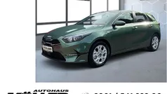 Experience green (gruen) Neu 2025 Kia Ceed Comfort Limousine | 26.889 € (Fairer Preis)