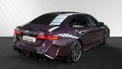 Gebraucht BMW M5 Performance 727 PS (534 kW) 2024 Sonderlackierung daytonaviolett Limousine