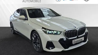 Gebraucht BMW 520 M Sport 208 PS (152 kW) 2025 Mineralweiß metallic Limousine