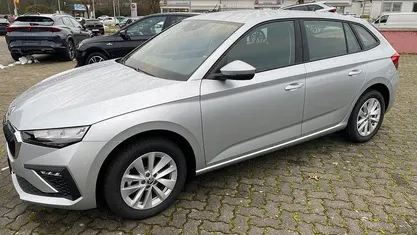 Brilliantsilber metallic Gebraucht 2024 Skoda Scala Selection Kleinwagen | 25.980 € (Etwas zu teuer)