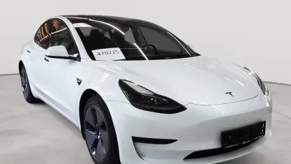 Gebraucht Tesla Model 3 Standard Range Plus 239 kW (325 PS) 2021 Pearl white multicoat Limousine