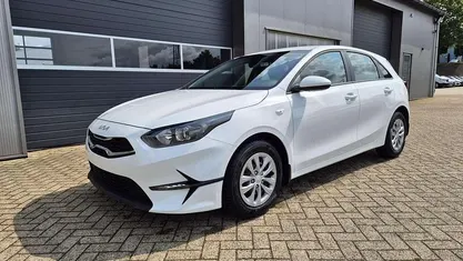 Deluxeweiß metallic Neu 2025 Kia Ceed Vision Kleinwagen | 23.440 € (Fairer Preis)