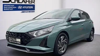 Mangrove green / mic Neu 2025 Hyundai i20 Trend Limousine | 19.980 € (Guter Preis)