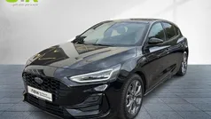 Obsidianschwarz metallic Gebraucht 2024 Ford Focus ST-Line X Limousine | 24.980 € (Fairer Preis)