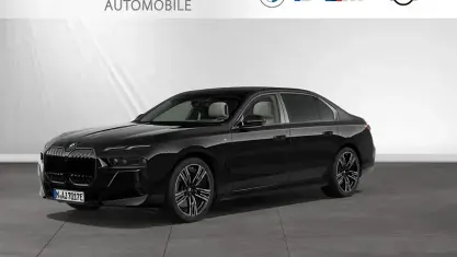 Gebraucht BMW 750e M Sport 489 PS (359 kW) 2025 Saphirschwarz metallic Limousine