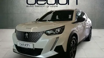 Gebraucht Peugeot e-2008 Allure 100 kW (136 PS) 2023 Perlmutt weiss SUV