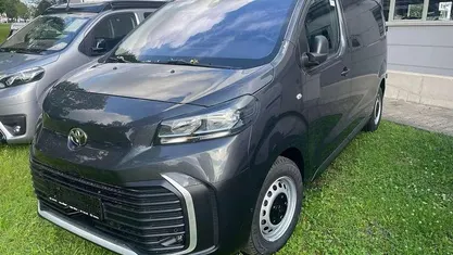 Titanium grey metallic Gebraucht 2024 Toyota Proace Van / Kleinbus | 30.999 € (Guter Preis)