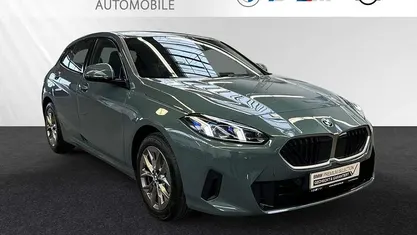 Cape york grün metallic Gebraucht 2025 BMW 120 Shadowline Kleinwagen | 28.443 € (Guter Preis)