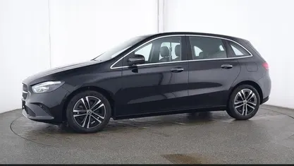 Gebraucht Mercedes B200 Progressive 163 PS (119 kW) 2024 Metalliclack kosmosschwarz Van / Kleinbus