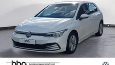 Weiß Gebraucht 2022 VW Golf VIII Life Limousine | 23.460 € (Fairer Preis)