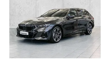 Gebraucht BMW 520 M Sport 197 PS (144 kW) 2025 Grau Kombi