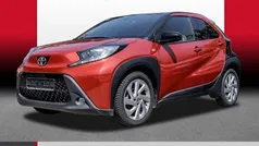 Chili red perleffekt/ night sky black Gebraucht 2022 Toyota Aygo Basis Kleinwagen | 17.489 € (Fairer Preis)