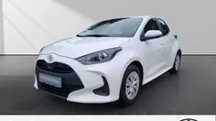 Weiss Gebraucht 2022 Toyota Yaris Comfort Limousine | 14.690 € (Fairer Preis)