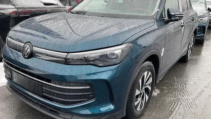 Neu VW Tiguan Life 150 PS (110 kW) 2025 Nightshade blue metallic SUV