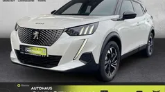 Lack weiss perlglänzend/typ au Gebraucht 2023 Peugeot e-2008 GT SUV | 22.990 € (Fairer Preis)